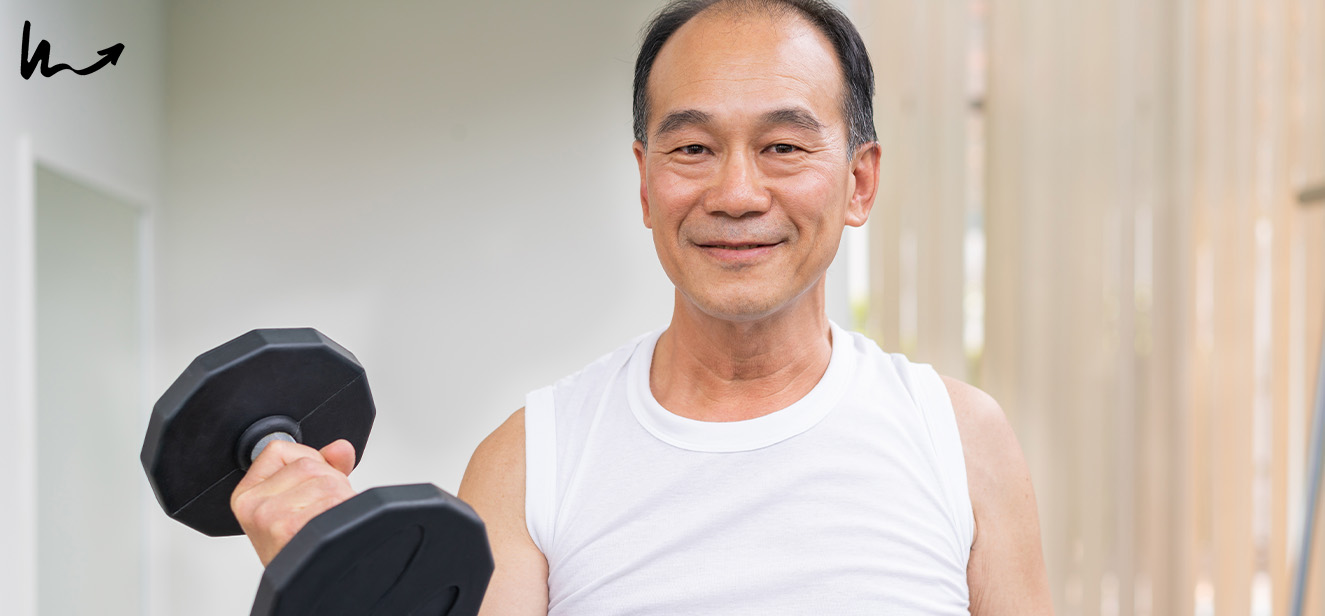 Elderly man practicing strength training to keep healthy