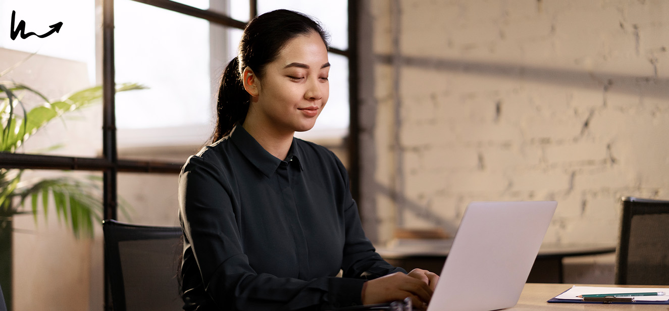 woman sitting correctly in the office to prevent back pain